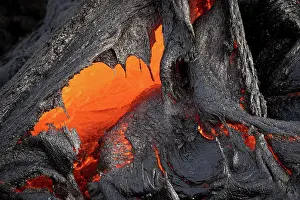 Reykjanes: Glowing lava, lava flow, Fagradalsfjall table volcano