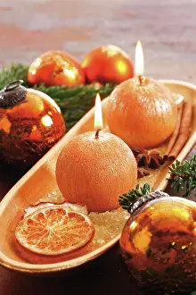 Candle: Golden bowl with round candles and Christmas decoration