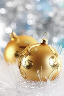 Decoratively: Golden Christmas balls in white snow garland