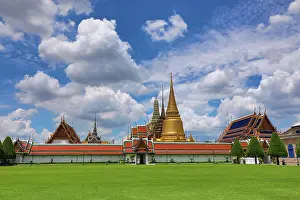 Phra: Golden Phra Si Rattana Chedi, Phra Mondop and Prasat