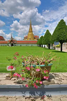 Phra: Golden Phra Si Rattana Chedi at Wat Phra Kaew, Temple