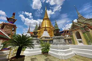 Phra: Golden Phra Si Rattana Chedi at Wat Phra Kaew, Temple