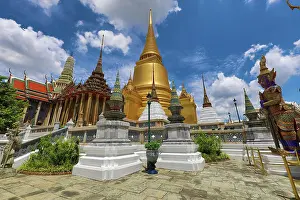Phra: Golden Phra Si Rattana Chedi at Wat Phra Kaew, Temple