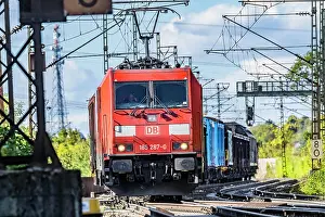 Track: Goods train on its way on the so-called Schusterbahn