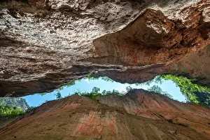 Cdiz: Gorge, view upwards, red rock walls of the Garganta