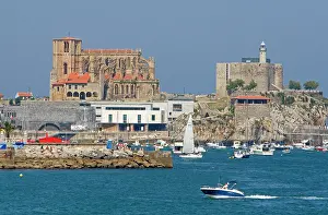 Frazier: Gothic style church of Santa Maria and castle