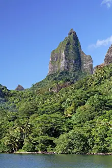 Overseas: Green Mountain Range with highest peak, Mont Tohiea