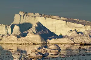 Tabular: Greenland, Ilulissat, Setting midnight sun