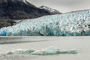 Magallanes: The Grey Glacier flows into Lake Grey, Torres del