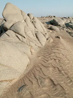 Torra: Grey-white rocks in the sand of the Namib Desert