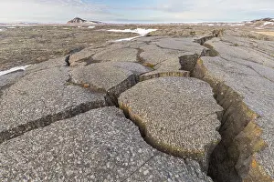 Cracked: Grjotagia-crack - the Mid-Atlantic Ridge runs right