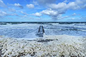 Groyne: Groyne as coastal protection, front foam of blooming