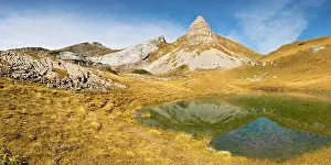 Rofan: Grubalacke, behind it peaks Hochiss, Spieljoch