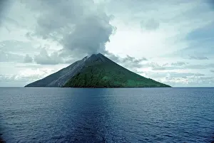 Gunung: Gunung Api Volcano, Banda Sea