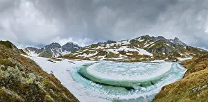 Half: Half-frozen mountain lake, snow, Esser See, Mose