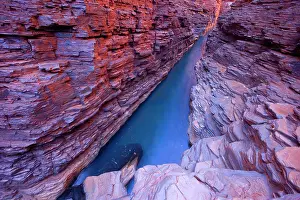 Hancock: Hancock Gorge - a stream is flowing down Hancock