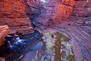 Hancock: Hancock Gorge - a stream is flowing down Hancock