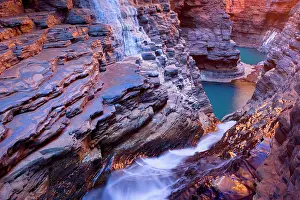 Hancock: Hancock Gorge - water is flowing down a waterfall