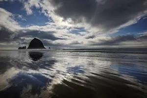 Oregon: Haystack Rock at low tide in Cannon Beach, Oregon, USA