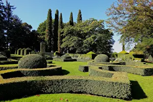 Hedges: Hedges cut into shape, Jardins du Manoir dEyrignac