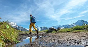 Wetterhorn: Hiker, snow-covered Fiescherhorn, Wetterhorn and