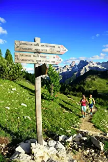 Direction: Hikers on the ascent from the Prato Piazza to the