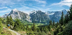 Eiger: Hikers on the hiking trail to Bachalpsee, behind