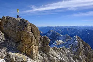 Garmisch: Hikers at the summit with summit cross, Zugspitze