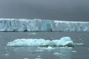 Hinlopen: Hinlopen Glacier - and ice floes