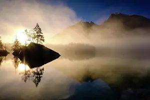 Berchtesgaden: Hintersee with early fog at sunrise, Hochkalter