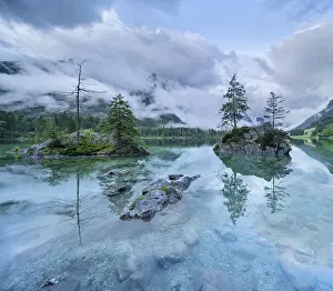 Bavarian: At the Hintersee, low-hanging clouds cover the mountains