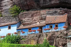 Dwelling: Historic cliff dwellings, Maison des rochers, in t