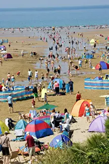 Tents: Holidaymakers with tents, umbrellas and windbreaks