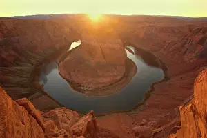 Degree: Horseshoe Bend - dramatic view of a nearly 360