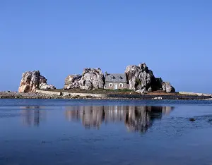 Plougrescant: A house built between the rocks at Plougrescant