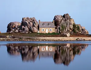 Plougrescant: A house built between the rocks at Plougrescant