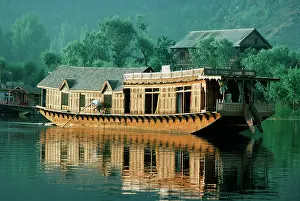 Mooring: Houseboat - Poled to new mooring