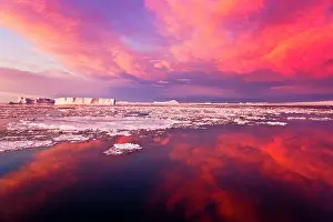 Keren: Huge iceberg and ice floes in the ocean