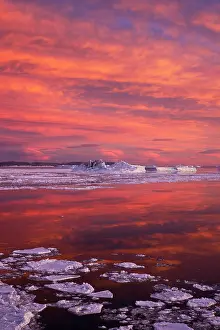 Keren: Huge iceberg and ice floes in the ocean