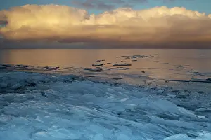 Drifting: Hummocking ice on the shore of the Ijsselmeer