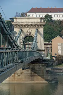 Duna: Hungary, Budapest. Historic Chain Bridge