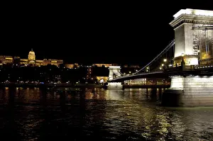 Duna: Hungary, Budapest. Night view of Chain Bridge