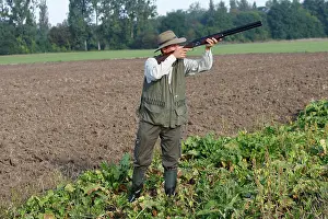 Guns: Hunting / shooting - man with gun hunting small game