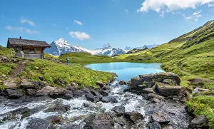 Grindelwald: Hut and stream at Bachalpsee, with summits of Schreckhorn