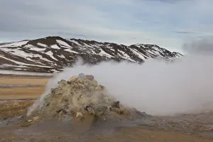 Harsh: Hverir is a geothermal area near Namafjall with