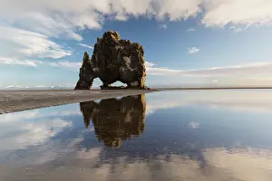 160517: Hvitserkur 15 m high basalt stack along the eastern