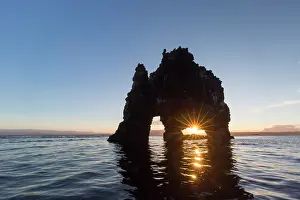 160517: Hvitserkur 15 m high basalt stack along the eastern