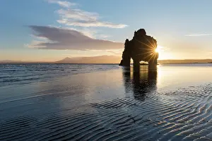 160517: Hvitserkur 15 m high basalt stack along the eastern