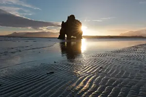 160517: Hvitserkur 15 m high basalt stack along the eastern