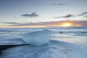 Lavasand: Ice on the beach
